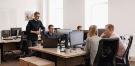 Przepusty kablowe – niezbędny element ergonomicznego i bezpiecznego stanowiska pracy