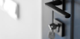 Zamki do drzwi i mebli – rodzaje, zastosowania i jak wybrać odpowiednie zabezpieczenie